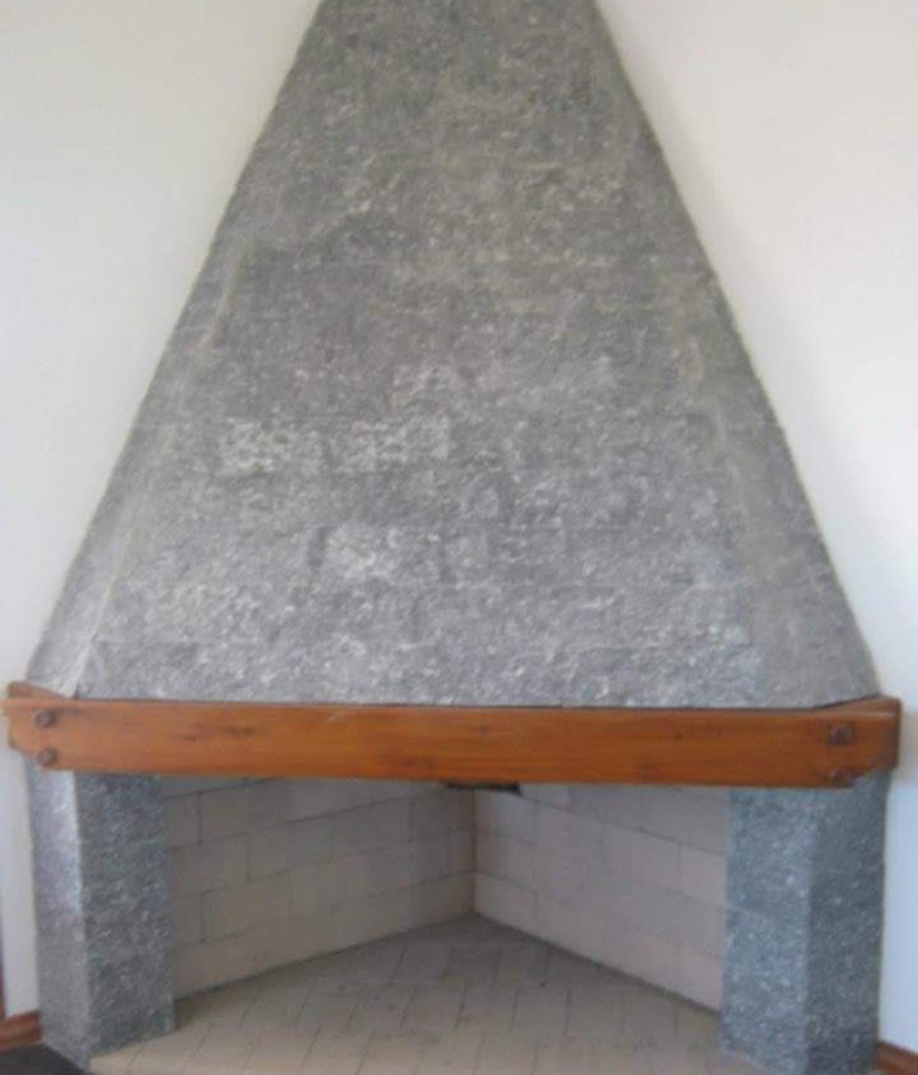 Estufa revestida en piedra