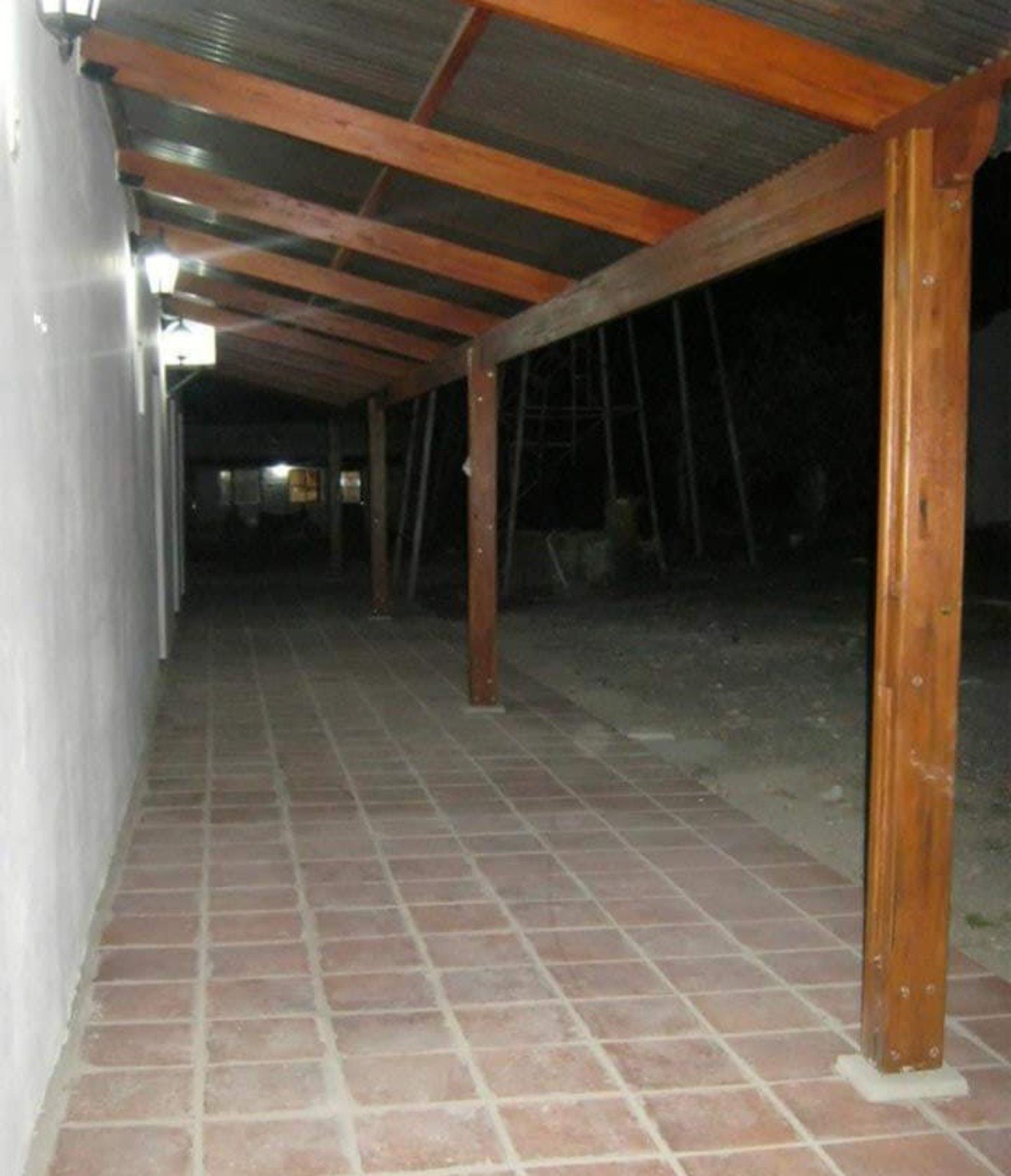 Galería con estructura de madera